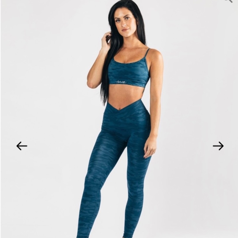ISO Leggings/bra in camo blue or moraccon Blue